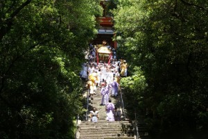 徳川吉宗の頃から続く祭り 東照宮から神輿をおろす