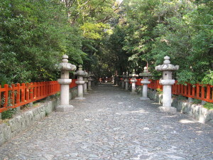 Entrance path to Kishu Toshogu Shrine